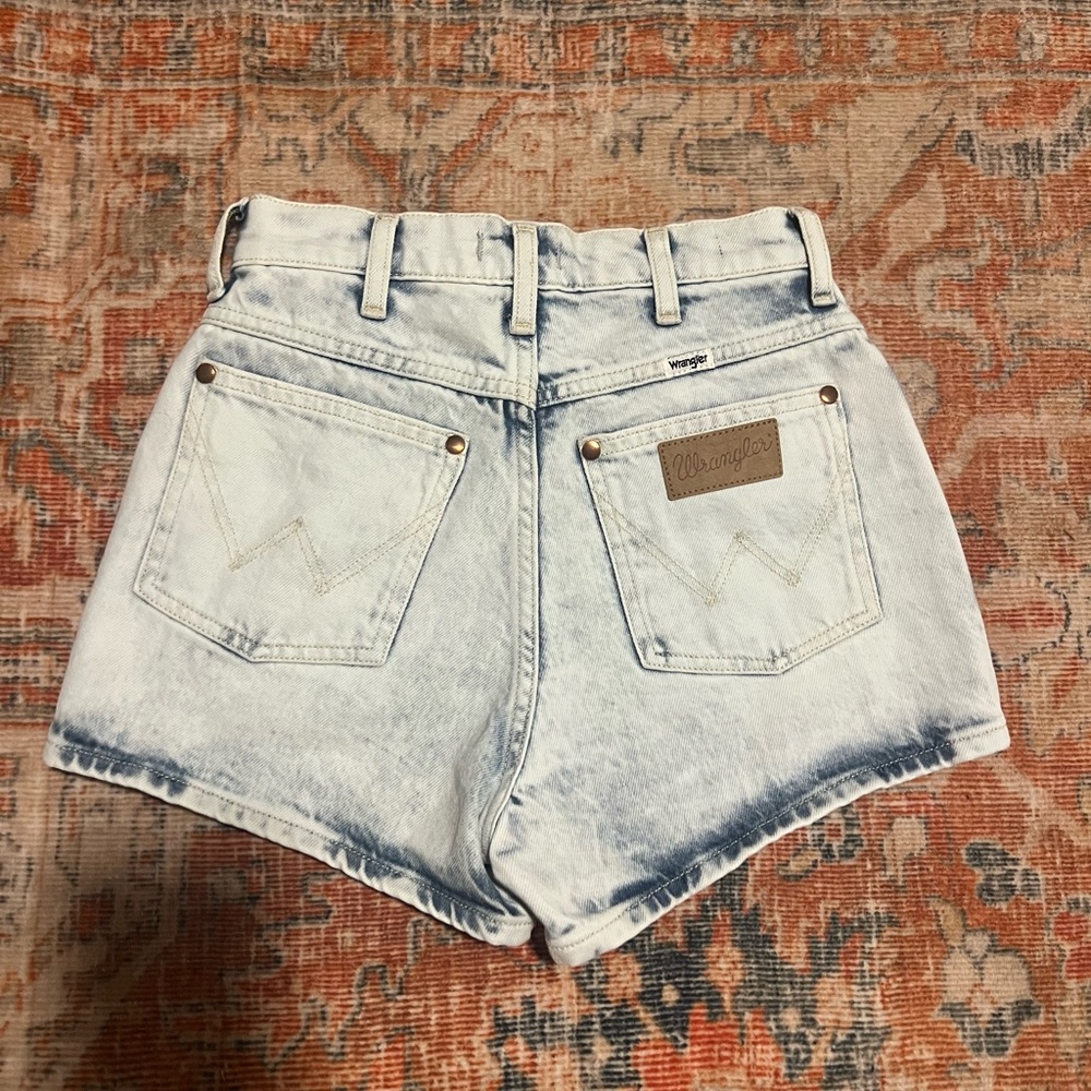 Selling these light wash wrangler shorts!!